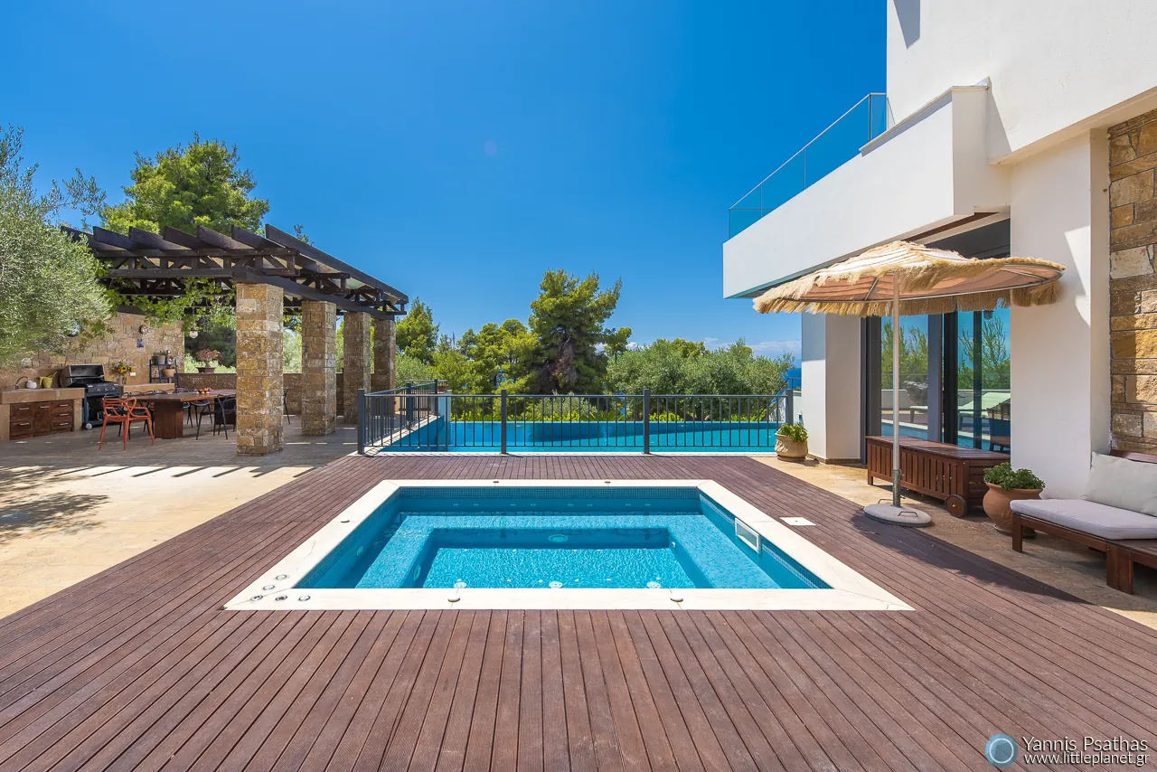 Εξωτερικοί χώροι πισίνας Villa Olive Hills, Χαλκιδική